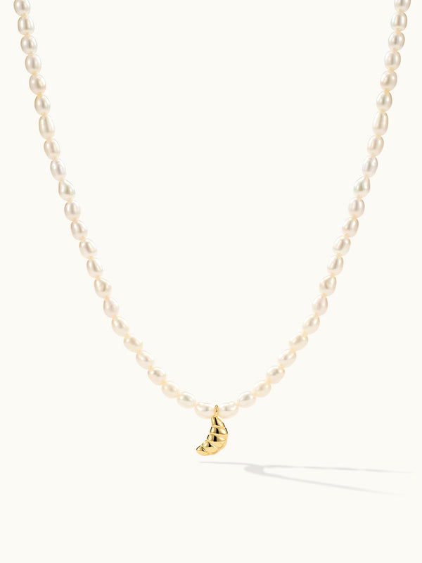 Single Croissant Charm Pearl Kette
