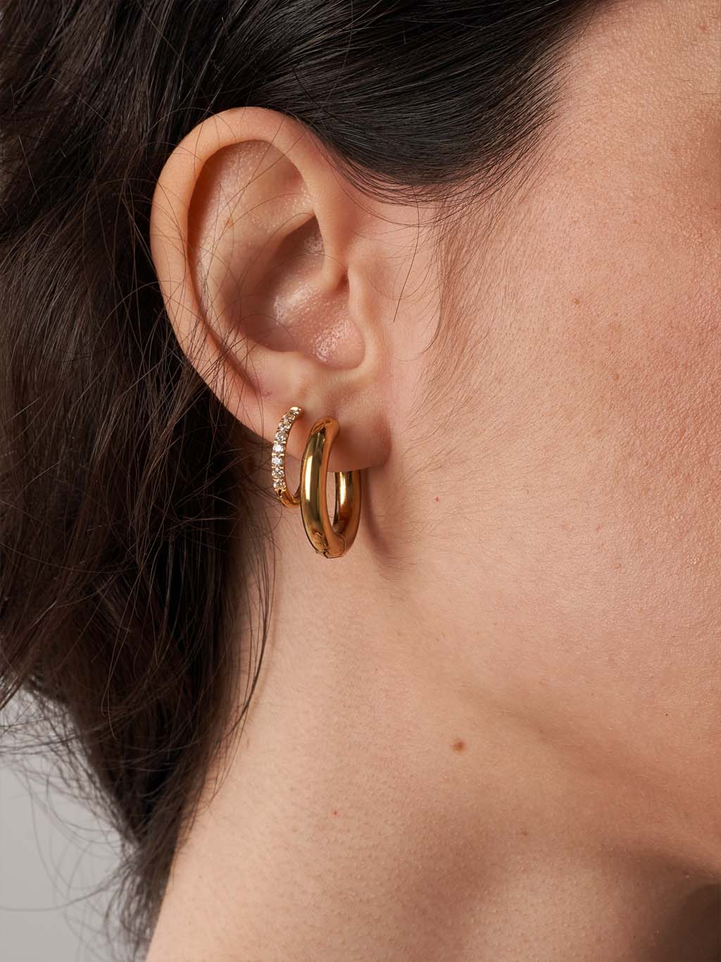 Classic Zircon Medium Hoop Ohrringe
